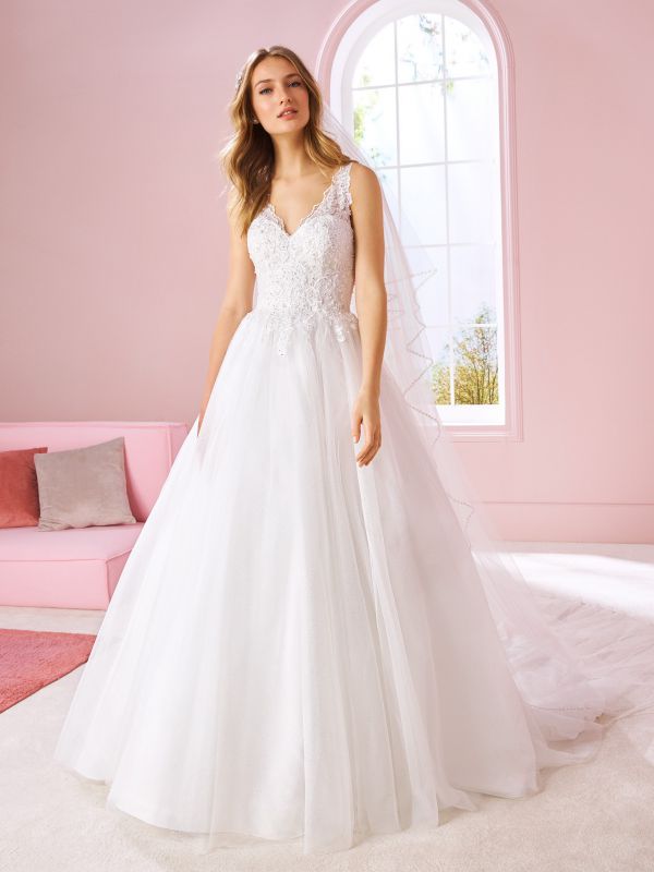 White One Wedding Dresses by Vanila Studio